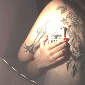 🖤🤘🏻#tattoo #tattoed #tattooedgirls #ink #inked #inkedgirls #girlswithtattoos #girlswithink #rosetattoo #blackworktattoo #blackroses #artpuratattooshop #FabioDamaso #brasil #brazil #brazilianartist #braziliantattoo #curitiba 