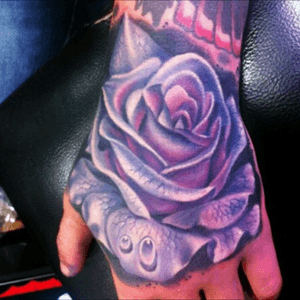 #megandreamtattoo purple and blue rose hand tattoo like this, itd compliment/contrast the red and yellow rose on my other hand perfectly! 
