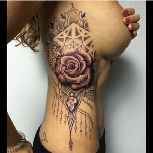 Only the middle part, but this is gorgeous #rosetattoo #megandreamtattoo #meganmassacredreamtattoo #sleeveinspo 