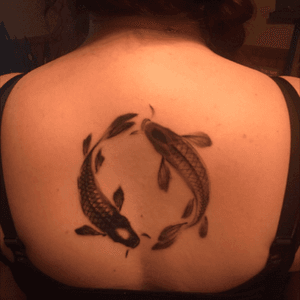 Sumi-e koi fish forming a yin yang on my upper back. #ladytattoer #koitattoo #koi #sumietattoo #sumie #yinyangtattoo #yinyang #upperback #upperbacktattoo #numberfour