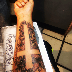 Mi primer tatuaje......👌🏻✌️️my first tattoo....... 👌🏻✌️️#cruz #flower #Black 