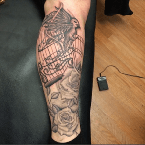 Can't wait to add to this on Friday at #inkatthebay #legtattoo #blackandgrey #roses #birdcage 