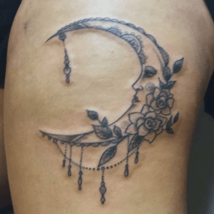 My first tattoo was the moon ! #moon #firsttattoo 