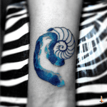 Nº322 #tattoo #tatuaje #ink #inked #bluetattoo #watercolor #watercolortattoo #shell #shelltattoo #goldenratio #spiral #fibonacci #fibonaccispiral #color #eternalink #eternaltattoo #cheyennetattooequippment #hawkpen #bylazlodasilva Designed by other artist - Made on @evy_rosas uncle 🙌🏼