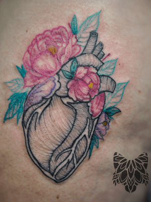 Watercolor peony heart #hearttattoo #peonytattoo #watercolor #dotwork #amazing #tattooed #tattooedgirl #anatomicalheart #mint 