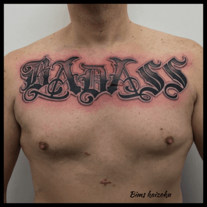 Petit lettrage BADASS! Sur @nikkodogz  🙏🙏 #bims #bimskaizoku #bimsTattoo #paris #paname #paristattoo #tatouage #tatouages #ink #inked #letters #lettering #chest #love #hate #badass #instagood #instatattoo #tattoo #tattoos #tattooart #tattoolover #tattooartist #tattoostyle #tattooer #txttoo #blxckink #tattoolifestyle 