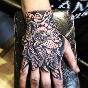 #tattoo #handtattoo #hand #ink #tattoo #lion #blackAndWhite #blackandgreytattoo #newink #GlennCuzen 