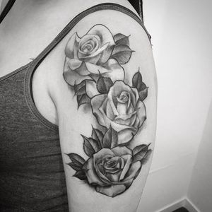 Rosas para Noelia!! Gracias por el aguante!! By Ramon Santos Meira #roses #rosetattoo #blackandgrey #alma24 #madrid