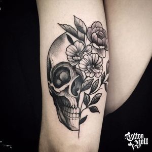 Tattoo feita pelo Torra. Para consultas e agendamentos: Rua Tabapuã, 1.443 - Itaim - SP #classictattooyou #eletricink #skull #floral #blackwork #tatuagem #tatuaje