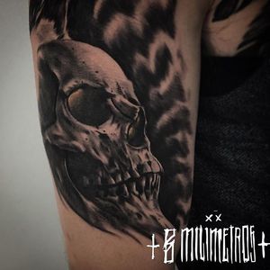 Tatuaje realizado por: Eric Sienra #madrid #8milimetrostattoo #skull #blackandgrey