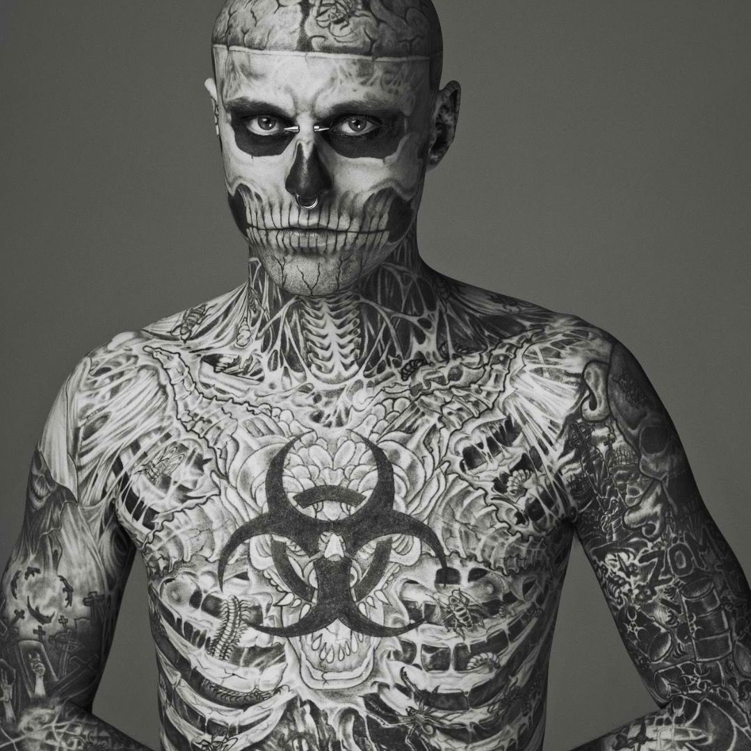 татуированный человек скелет