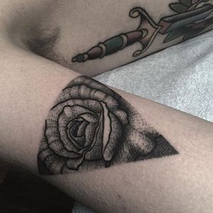 Little triangle rose tattoo by Joe Kundrat! #readstreettattoo #black #rose #rosetattoo #stippling #stipple #dotwork #blackwork #blackworkers #flowers #flowertattoo #geometrictattoo #geometric