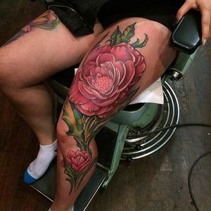 Progress photo of Lynn's leg - work of Jon Jon #jonjontattoo #triplediamondtattoo #flower #flowers #floral #nytattoo #brooklyn