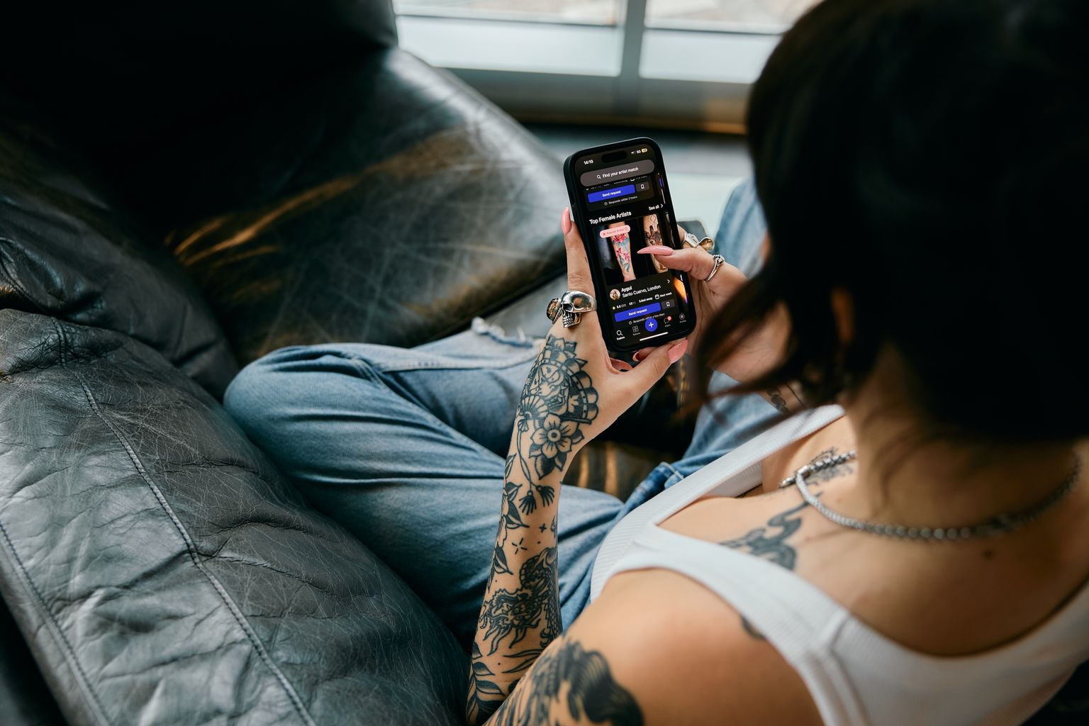 Tattoo artist booking a client on the Tattoodo app