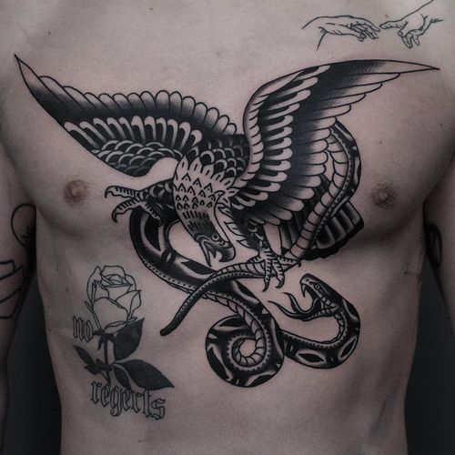 Tatuaggio del petto di Tony Bluearms #TonyBluearms #chesttattoo #sternumtattoo #chestpiecetattoo #traditional #blackwork #eagle #snake #fight