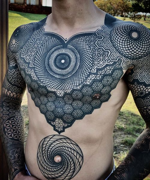 Chest tattoo by Nissaco #Nissaco #chesttattoo #sternumtattoo #chestpiecetattoo #geometrico #sacredgeometry #mandala #linework #opticalillusion #pattern